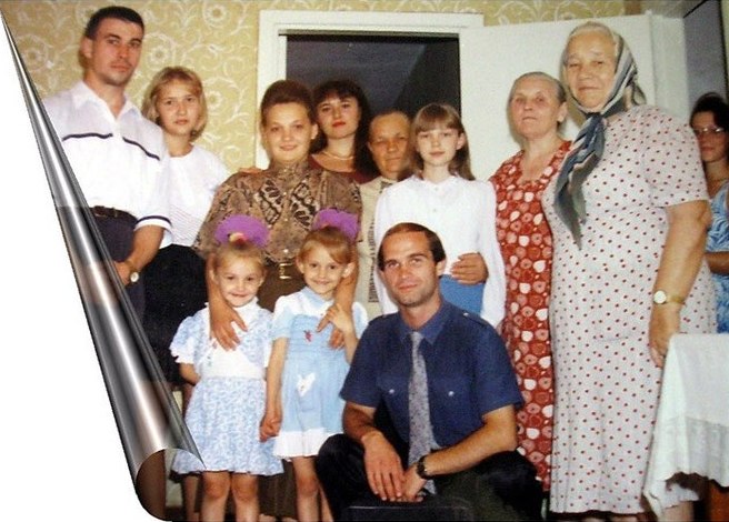 Наше книгоизучение. Я стою на заднем плане, передо мной моя подруга Надя Илюшенко, которая обнимает своих дочурок. Из этих людей на фото в организации остались лишь три пожилых женщины