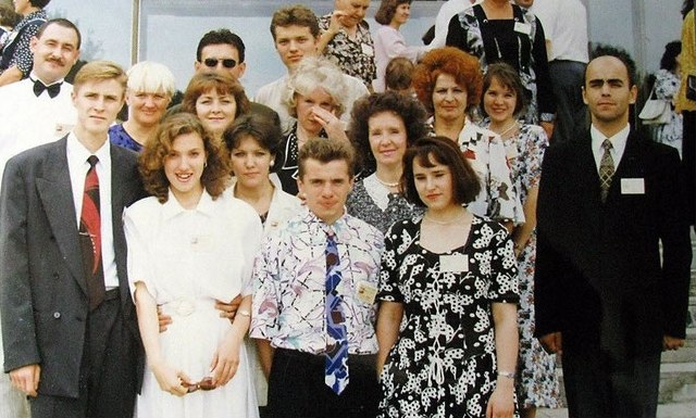 Наше собрание на конгрессе в Воронеже (1997 год). Я стою в первом ряду справа, а за мной рыжеволосая сестра, Люда Голобокова, которая и "помогла" мне выйти замуж за "чудо-муженька" – Свидетеля Иеговы