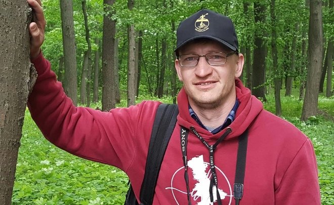 Накануне утром Иван Ширяев выехал из Казани, пробыв здесь чуть больше недели. Высокий блондин, полностью облаченный в камуфляж и вечно с рюкзаком за спиной - тот самый камышинский путешественник, который 27 октября 2012 года вышел из дома и поставил себе цель - посетить каждый из всех 1 122 существующих городов России.