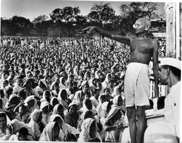 Ганди работал на англичан и сознательно "сливал протест", а вся его теория "ненасильственного сопротивления" прекрасно работала на сохранение английского владычества и недопущения вооружённого сопротивления ему.