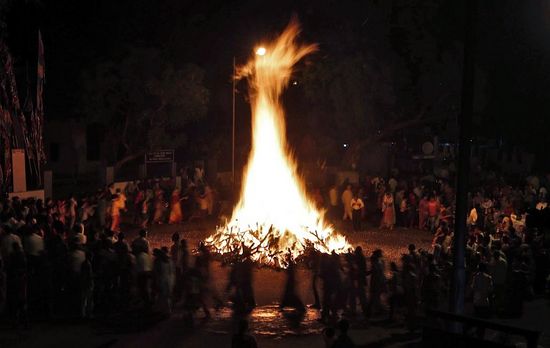 Празднование холи в Индии. Сжигание чучела Холики