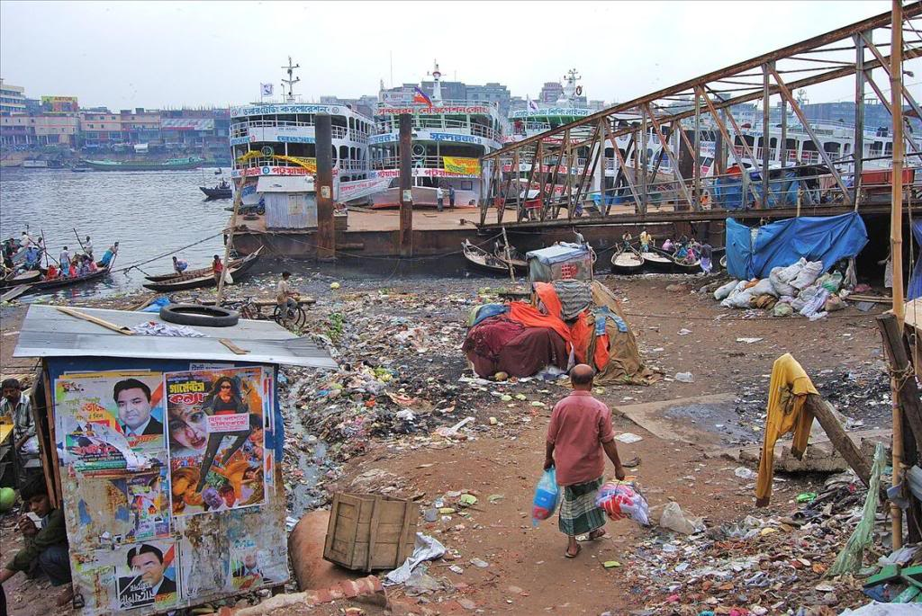 Индия - чудовищно грязная страна. Горы мусора на "священном" Ганге