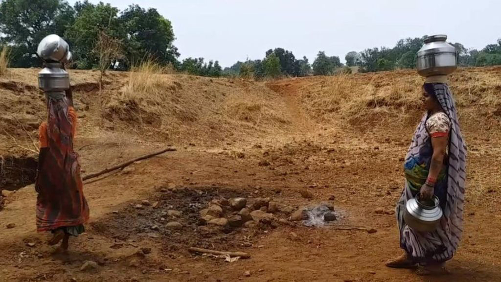 Бхуни Шелукар и ее односельчанка идут за водой