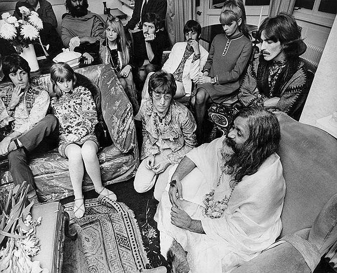 50 лет назад - осенью 1967 года - "битлы" в полном составе приобщались к духовным практикам гуру Махариши Махеш Йоги сначала в Лондоне (на фото). Учеба на родине гуру кончилась скандалом. Фото: Keystone Pictures USA / DIOMEDIA