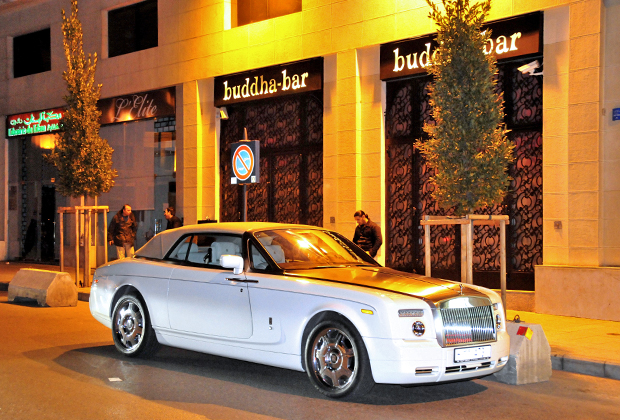   ,     .  Rolls-Royce Phantom Drophead Coupe     750 000   Buddha Bar