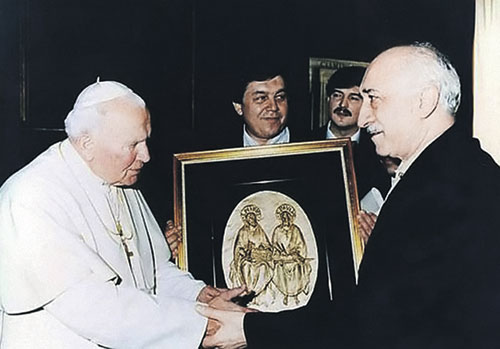 1998 год. Фетхуллах Гюлен (справа) встречается с Папой Римским Иоанном Павлом II. Эксперты убеждены, что Гюлен строит свою исламскую секту-империю по образу католической церкви. Фото: L'Osservatore Romano