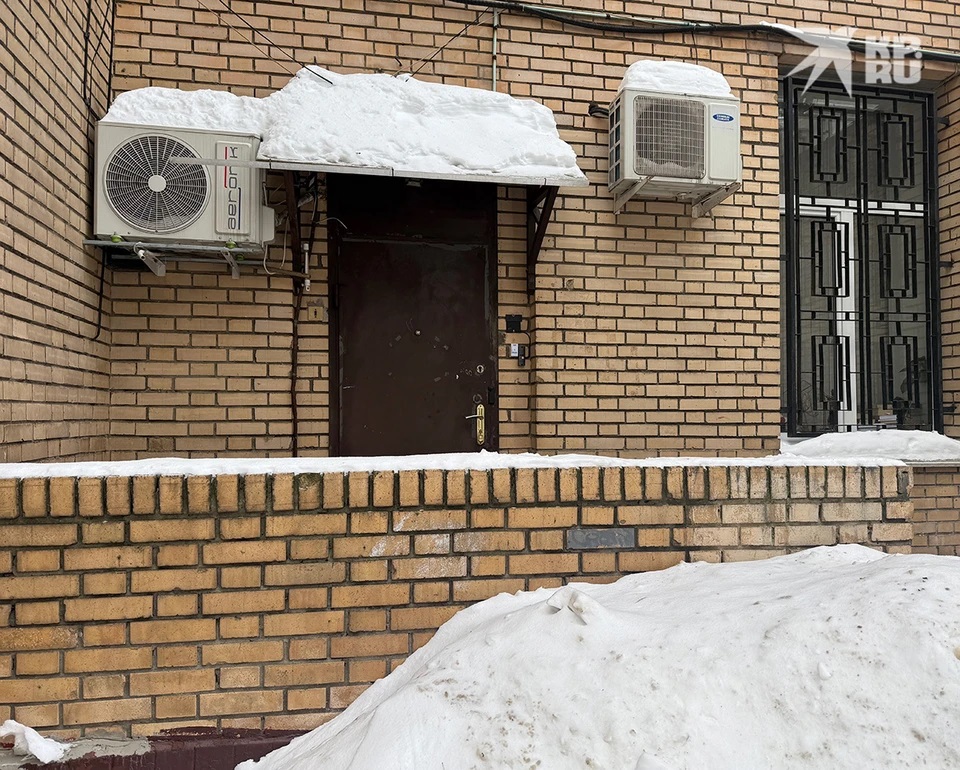 В нежилом помещении за этой дверь "бог Кузя" восстановил свой домашний зоопарк с рептилиями