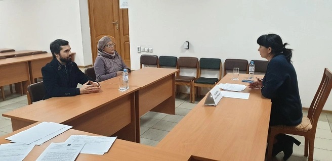 "Председатель КГБ" с местной жительницей на приеме у Гюзель Насыровой