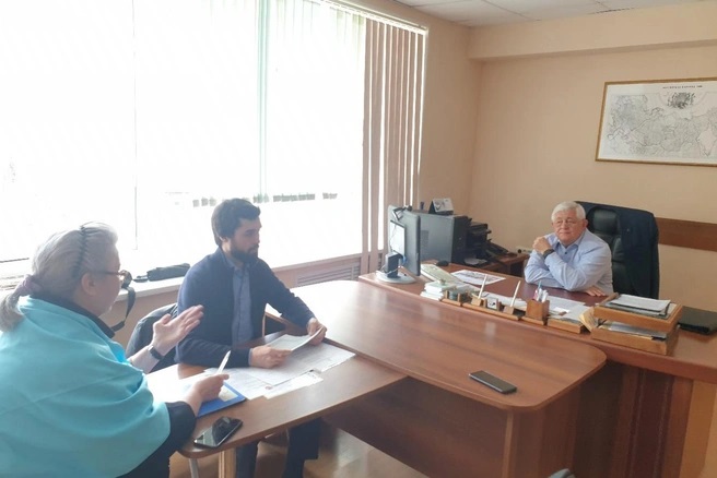 Аиткулов и его помощница в кабинете с Павлом Качкаевым