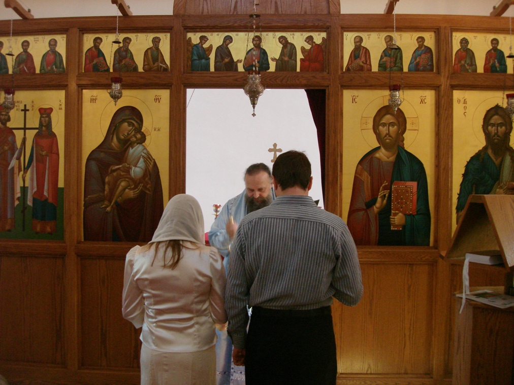 Олег Моленко арендовал в одной из кипрских гостиниц православную часовню и начал как будто канонический православный священник проводить "богослужения" и "таинства". Верхнее фото - "освящение" масло, нижнее - "венчание". Фото автора публикации.