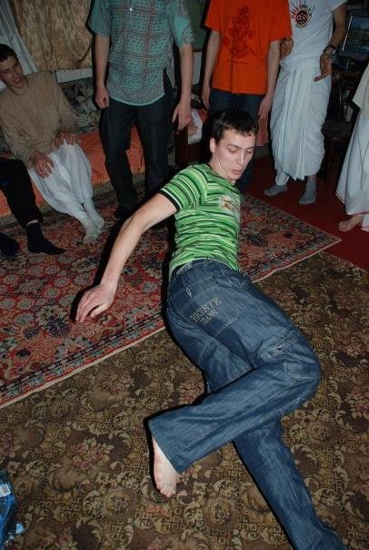 Вот Роман Быков изгаляется на полу перед кришнаитами (из альбома "2009 Новый Год на Бхактине" - не путать кришнаитское мероприятие с томским кладбищем "Бактин")