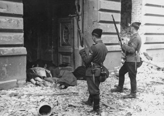 Воспитанники учебного лагеря СС "Травники" стараются выслужиться перед своими новыми хозяевами