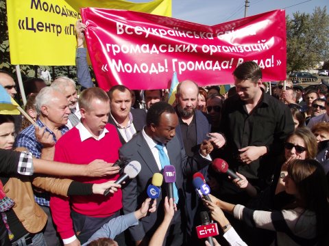 Сандей Аделаджда ходит на суд как на праздник. Фото: С. Гальченко