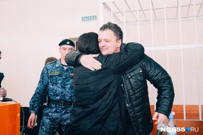 Станислав Москвитин утешал своих прихожан, обнимая и прощаясь с ними по очереди