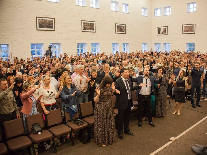 Моление на языках на собрание пятидесятнической секты