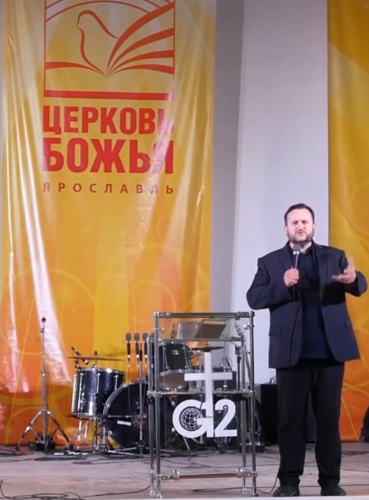 Андрей Александрович Дириенко, заместитель Начальствующего епископа Российского Объединенного Союза христиан веры евангельской пятидесятников в Центральном федеральном округе, Председатель централизованной религиозной организации Епархиального Управления ХВЕ (пятидесятников) Центральной части России, старший пастор церкви ХВЕ "Церковь Божья" г. Ярославля, епископ
