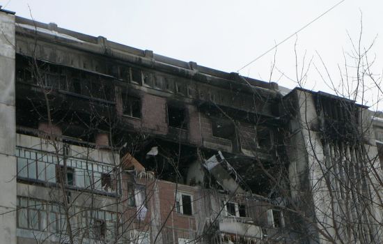 Последствия взрыва  на ул. Сибирской 33 - с обоих сторон дома выбиты стеновые панели, полностью выгорели верхние квартиры