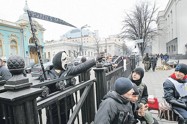 Евромайданный шабаш на фоне храма. Фото: Максим Люков ("КП" - Киев")