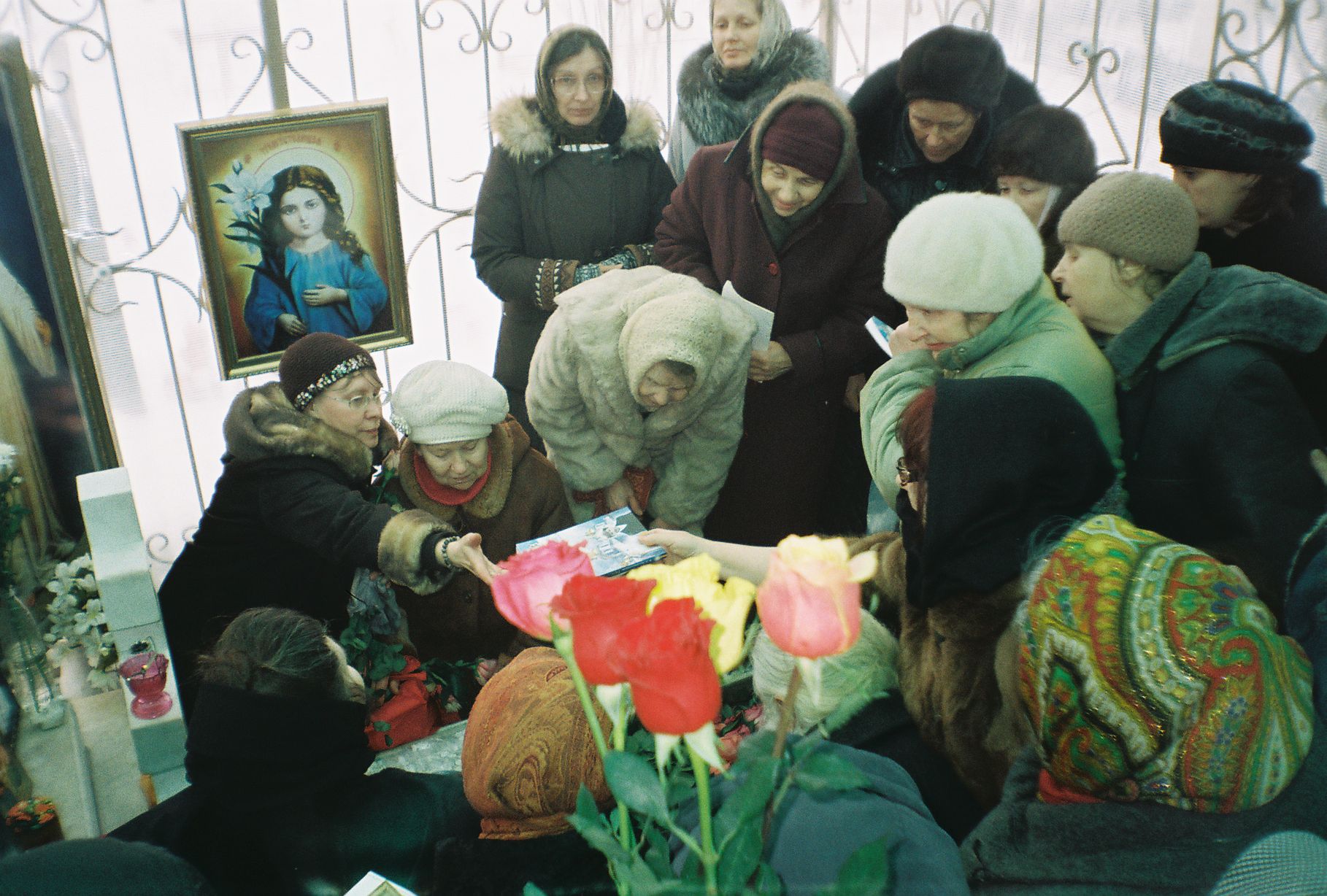 Паломницы на могиле Славика Крашенинникова