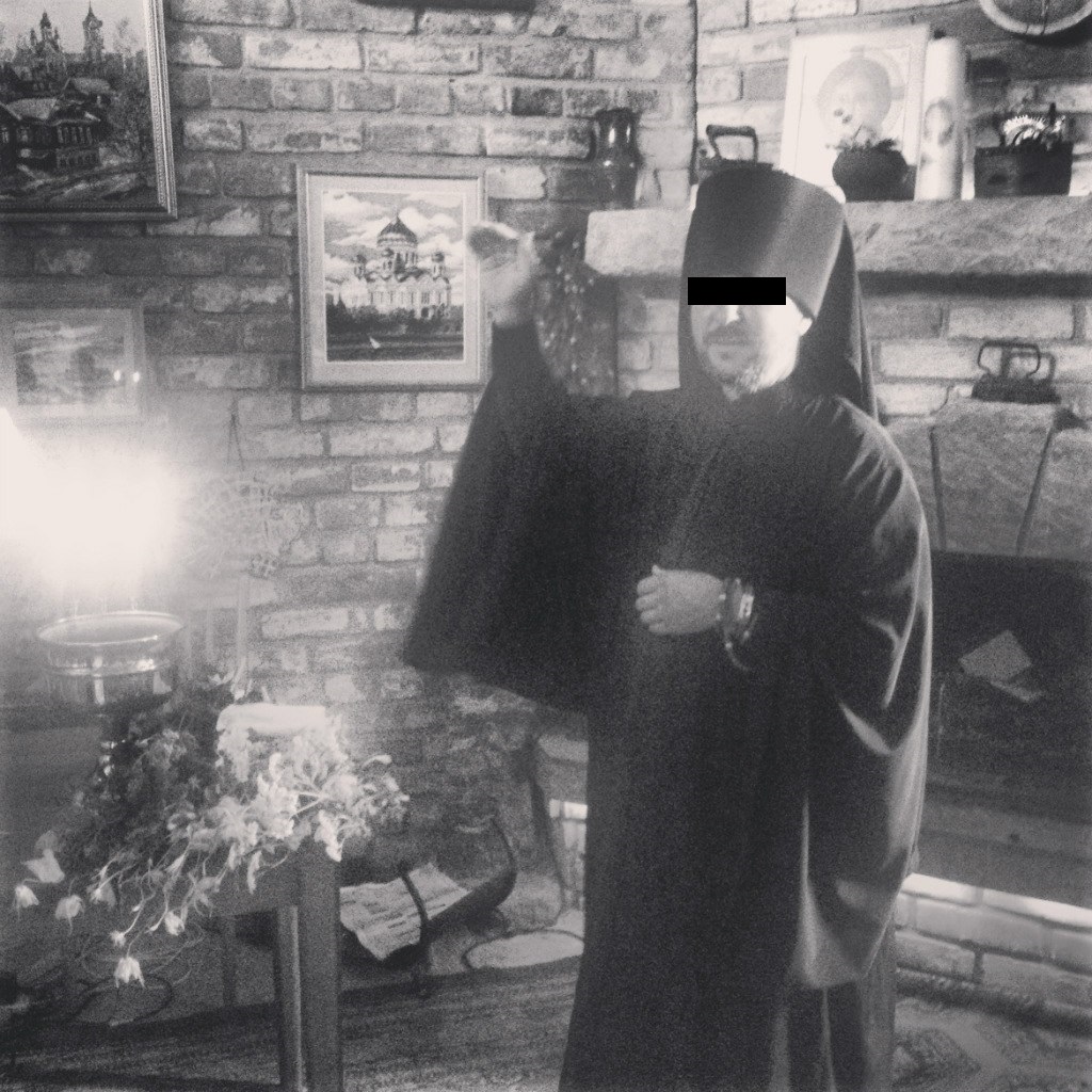 "Монах" Никон из Томска уже давно попрал все свои монашеские обеты. Если вы его увидите в монашеском одеянии - попросите этого клоуна ее снять