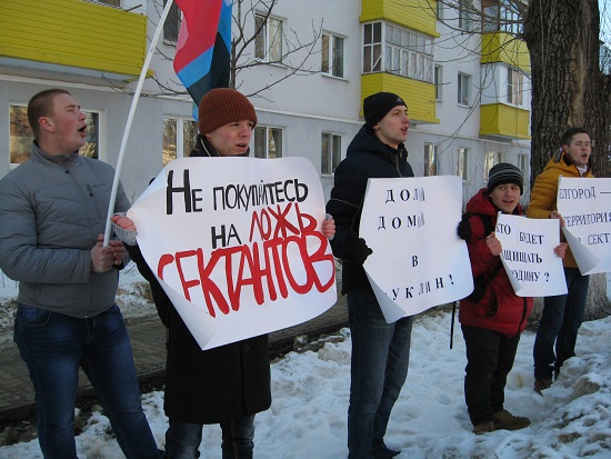Белгородские активисты из региональной общественной организации "Скорая молодежная помощь" провели акцию протеста возле здания, где проходят собрания Свидетелей Иеговы. Собравшиеся заявили, что иеговисты способствуют разрушению российских семей и отправляют данные о наших гражданах в США.