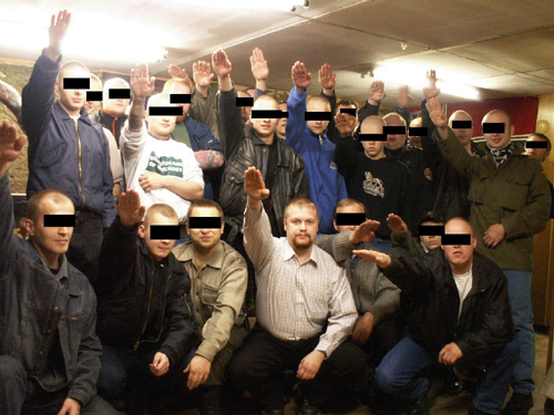 Скинхеды неохотно "светят" себя. Возможно, это страх перед милицией и антифашистами, а может - стыдно, но на фотографиях, выкладываемых в интернет они предпочитают скрывать лица