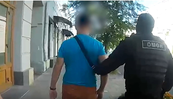 Задержание одного из подозреваемых. Скриншот с оперативной съёмки СКР