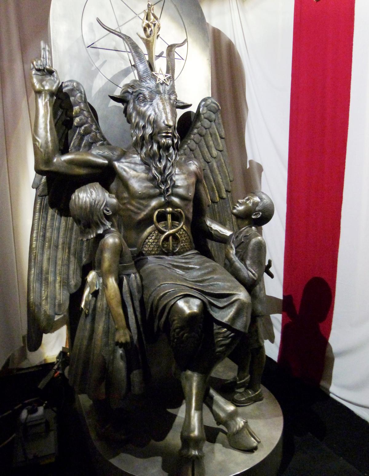 Скульптура Бафомета - этот идол стал символом сатанизма в целом после того, как ЛаВей сделал его символом с скоей "Церкви Сатаны"