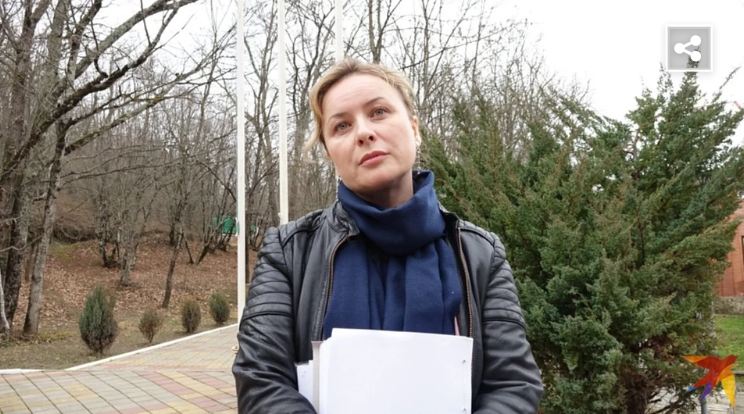 Завуч школы Ирина Крылова твердо придерживалась линии: "Лицей с 2004 года - федеральное учебное заведение, никаких отклонений от государственных учебных программ не было и быть не могло"