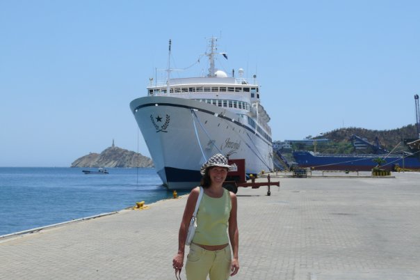 Совладелец ООО "ТЭЛМА" Райля Фофанова на фоне саентологического судна "Freewinds" ("Вольные Ветры"), где базируется Обслуживающая организация "Флагманский Корабль" Церкви Саентологии - одна из самых элитных структур в иерархии секты
