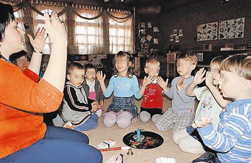 Детишки разного возраста занимаются в одной группе