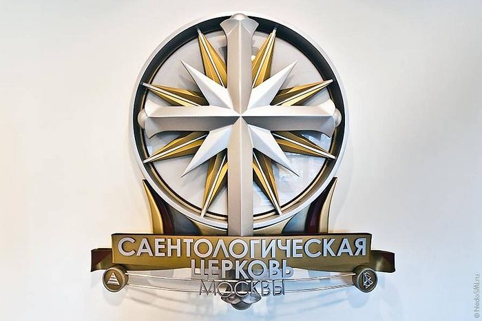 Роза и крест "Золотой Зари" – изображение на рубашке карт Таро Тота, разработанных сатанистом Алистером Кроули