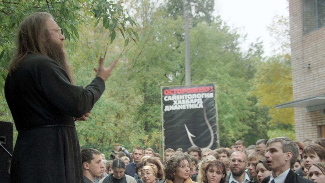 Настоятель Свято-Троицкой церкви отец Алексей с участниками акции протеста (на снимке) против деятельности секты саентологии в столице, 2003 год. Фото: ТАСС/Сысоев Григорий