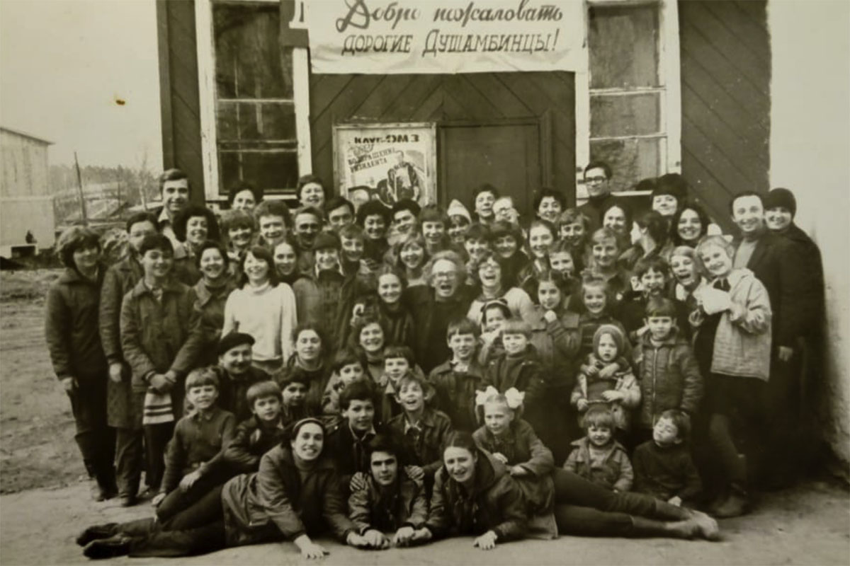 оллектив Столбуна в Душанбе. На фото сам Виктор Давыдович, Марк Урнов, Татьяна Успенская и Анна Чедия Сандермоен. Фото: из личного архива Татьяны Успенской