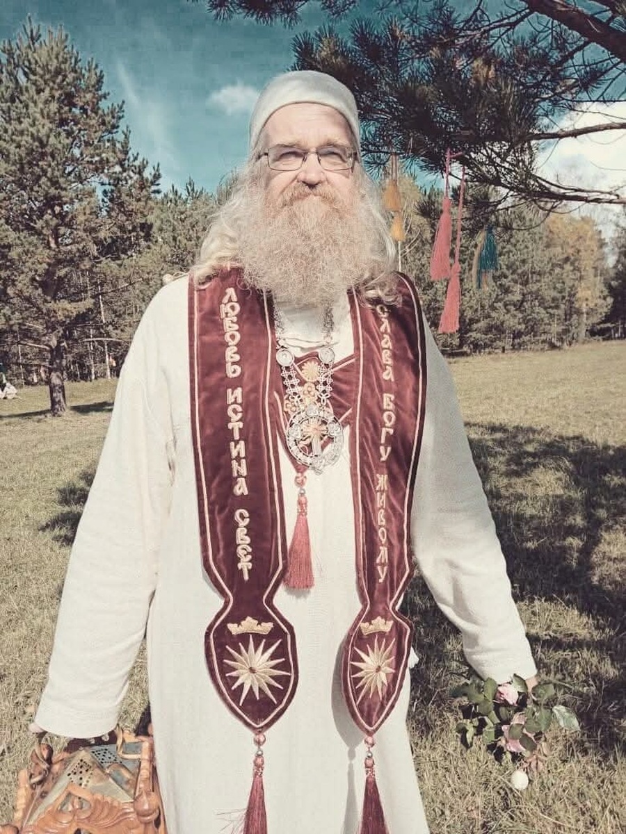 Священник Петропавловки Шлапокос Арминас, который вёл службу