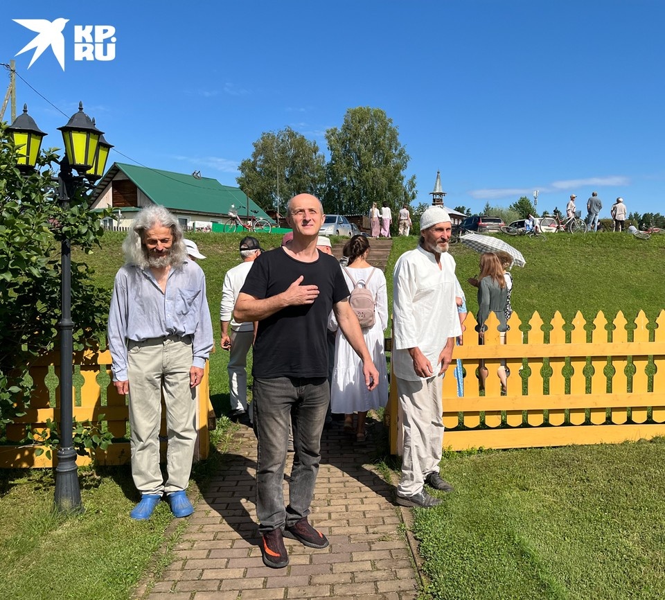 Виссарионовцы у церкви