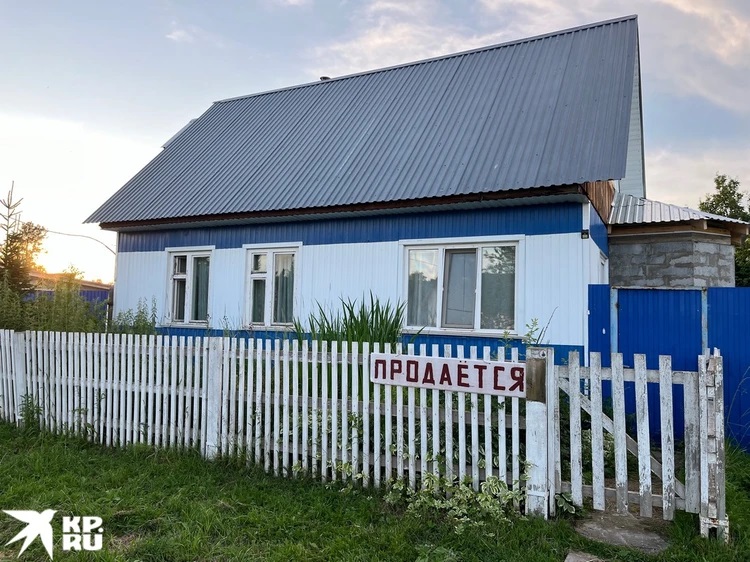 На домах в столице секты, Петропавловке, надписи: "Продаётся", - чего никогда не было