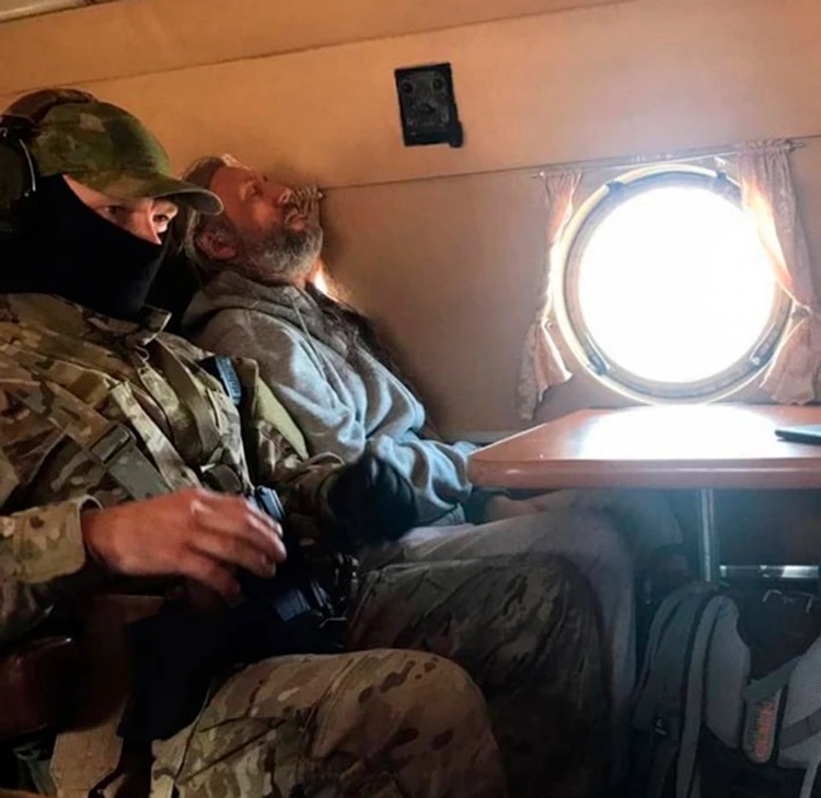 Виссариона везут на вертолёте в Новосибирск, в Красноярске у секты слишком большие связи. Фото: оперативная съемка