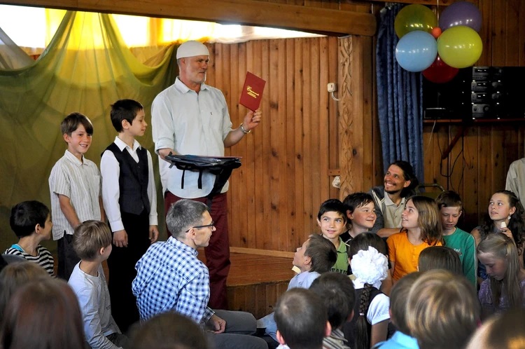 ...а её директора Владимира Ведерникова посадили за мошенничество