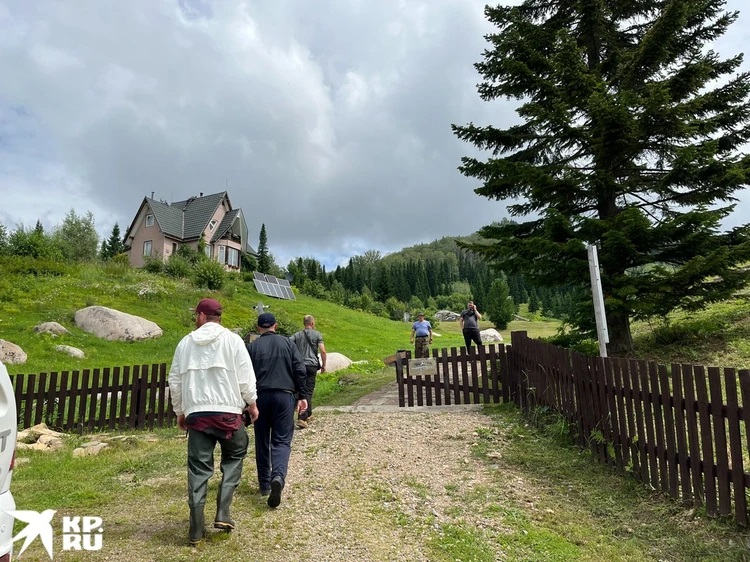 Нас пытаются не пустить смотреть дом Виссариона. Розовый - это дом Редькин