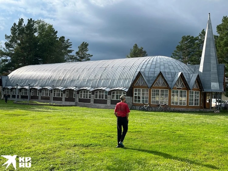 Подходим к ангару, общинному зданию в Петропавловке, а там идет собрание Единой Семьи