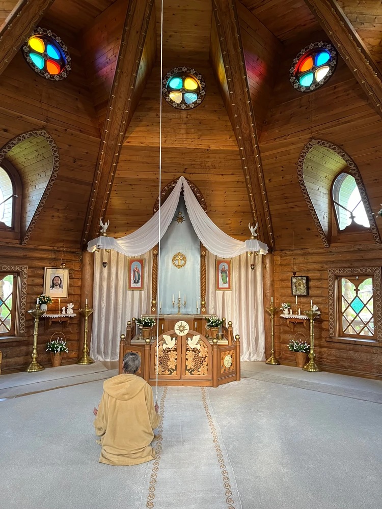 Канат уходит под потолок, где висит колокол