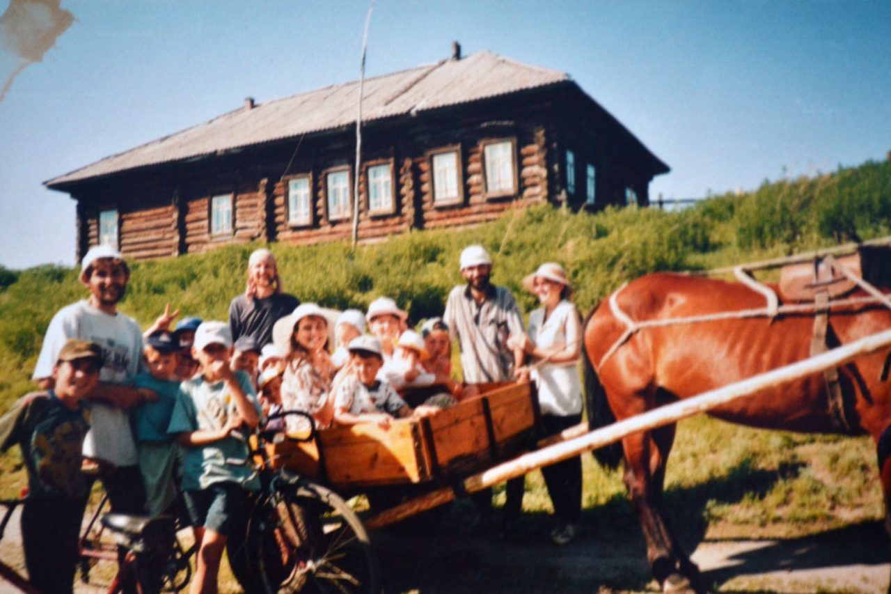 Елена и Алексей с виссарионовцами Фото: из личного архива Елены Мельниковой