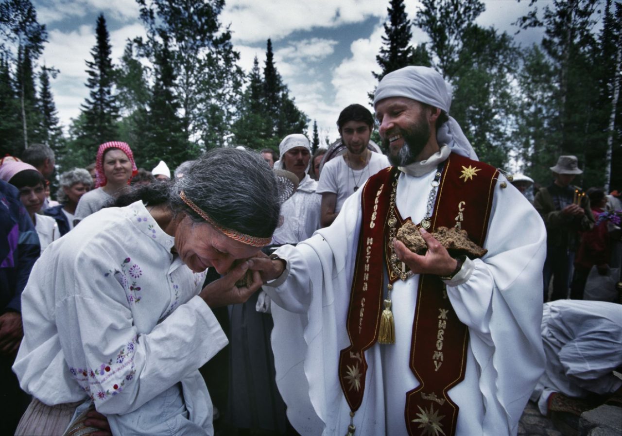 Июнь 1996 года, Красноярский край. Виссарион и его первые последователи интересовались различными мистическими учениями, но обычно не знали отличительных особенностей православия и христианства в целом. Большинство из них воспитывалось в советской атеистической идеологии