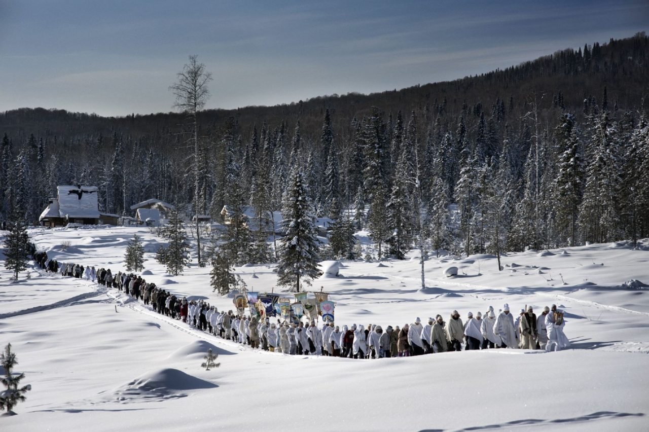 14 января 2011 года, Красноярский край. В день рождения Виссариона его последователи идут в Обитель Рассвета