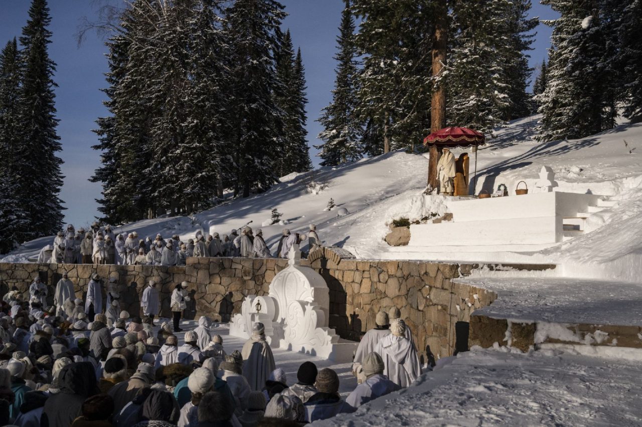 Январь 2019 года, Красноярский край. Виссарион выходит приветствовать свою паству. Священники и хор стоят над остальными последователями, Виссарион сидит на деревянном троне, говорит и благословляет. Биограф Виссариона и его правая рука Вадим Редькин записывает все поступки и заявления Виссариона. Эти летописи публикуются в толстых томах под названием "Последний завет". Всего томов 15, идет работа над 16-м