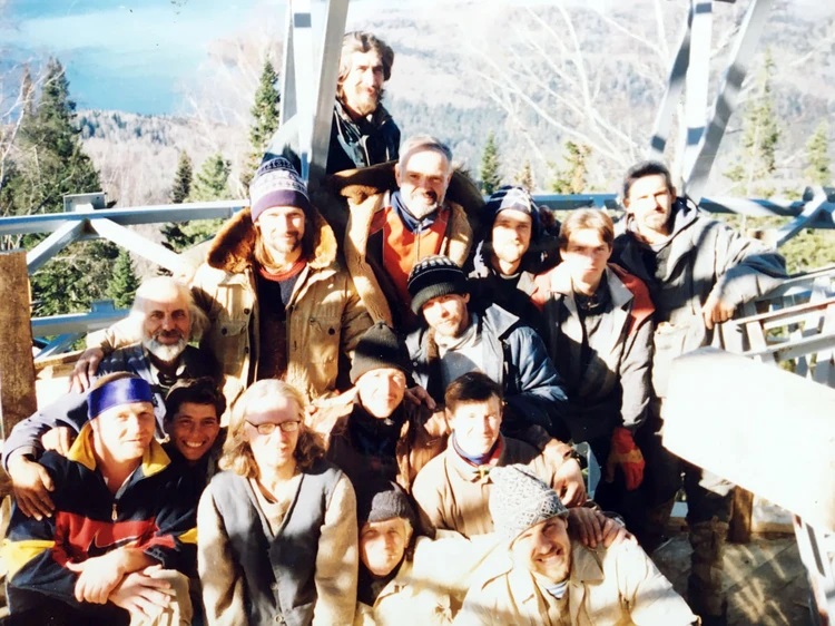 "Заходящие" мужчины на строительстве Города Солнца: Дмитрий в чёрной шапке в центре