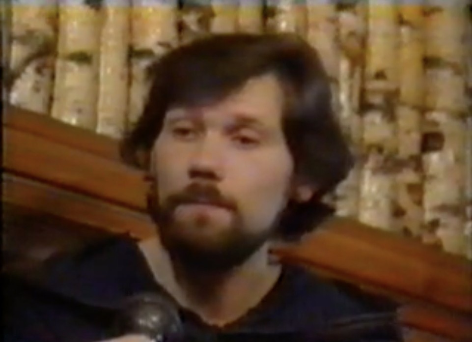 Торопа нашёл в уфологическом кружке Владимир Плесин, ему указали на "нового Христа" голоса в голове. Кадр видео