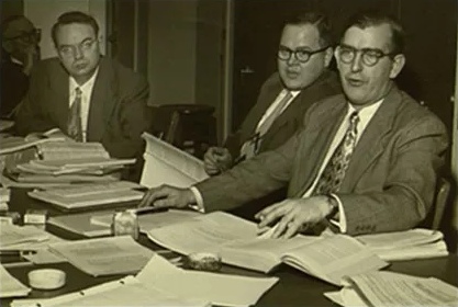 Уильям Кохрэн (первый справа), Джон Тьюки (в центре) и известный гарвардский статистик Фредерик Мостеллер во время анализа отчета Кинси.