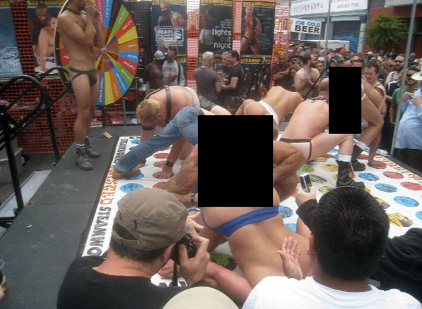 Публичный римминг как задание в игре Твистер на уличной ярмарке с участием гомосексуалистов в Сан-Франциско
